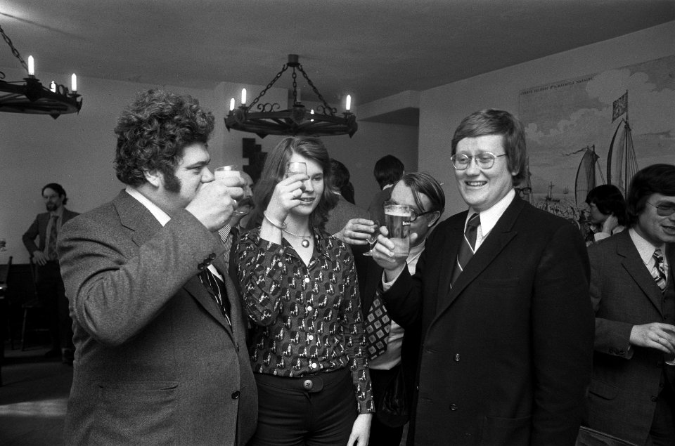 VVD-feest in Den Haag , v.l.n.r. Vonhoff, Pien Wiegel en Hans Wiegel met glas, Bestanddeelnr 927-0932