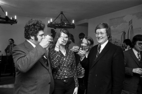 VVD-feest in Den Haag , v.l.n.r. Vonhoff, Pien Wiegel en Hans Wiegel met glas, Bestanddeelnr 927-0932