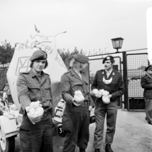 VVDM voert paasaktie bij kazernes, militairen met paaseieren, Bestanddeelnr 926-3653