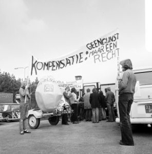 VVDM voert paasaktie bij kazernes, spandoeken voor poort, Bestanddeelnr 926-3651