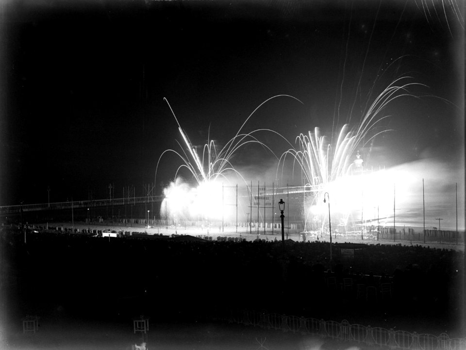 Vuurwerk op de boulevard in Scheveningen, Bestanddeelnr 189-0775