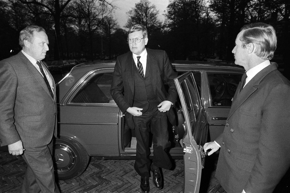 VVD-fraktieleider Wiegel stapt uit de auto bij Paleis Lange Voorhout, Bestanddeelnr 931-7440