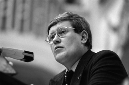 VVD-fraktieleider Wiegel tijdens zijn betoog, Bestanddeelnr 931-8074