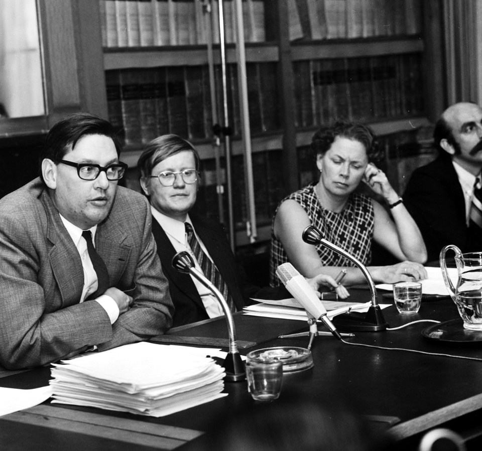 VVD presenteert alternatieve begroting in Nieuwspoort, H. E. Koning (links), Bestanddeelnr 926-7193