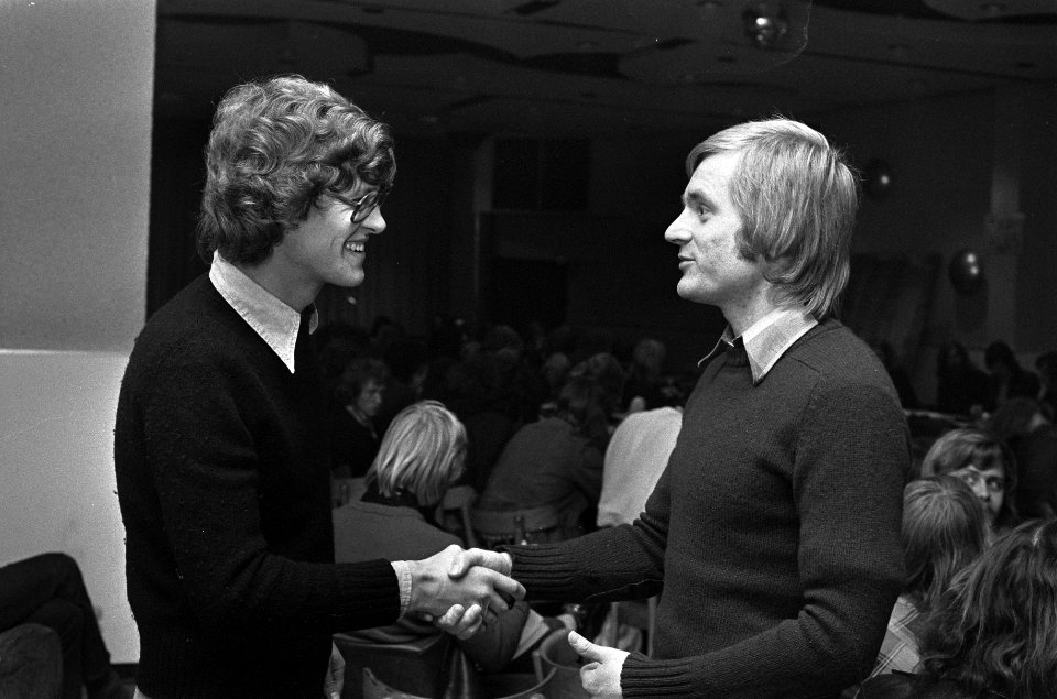 VVDM kiest nieuwe voorzitter in Utrecht oude voorzitter Paul Wilmink (r) felici, Bestanddeelnr 927-4858