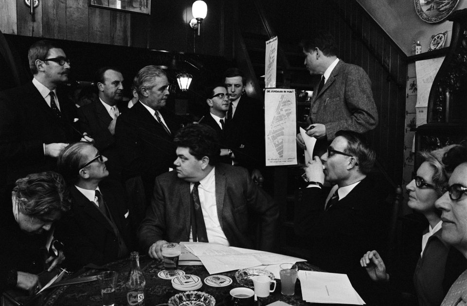 VVD-Kamerleden bezoeken de Jordaan, Amsterdam. Kamerleden in cafe, Vonhoff in he, Bestanddeelnr 923-3445