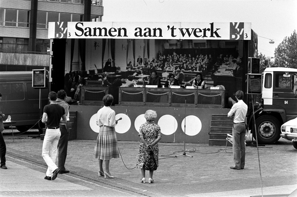 VVD-verkiezingskaravaan in Amsterdam in verband met de komende verkiezingen Kamerleden achter de regeringstafel, Bestanddeelnr 931-5001