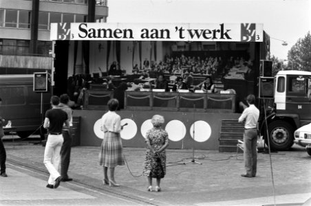 VVD-verkiezingskaravaan in Amsterdam in verband met de komende verkiezingen Kamerleden achter de regeringstafel, Bestanddeelnr 931-5001