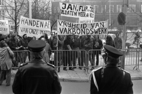 VVDM-leiders bij Ministerie van Defensie , demonstrerende militairen voor het mi, Bestanddeelnr 927-0998
