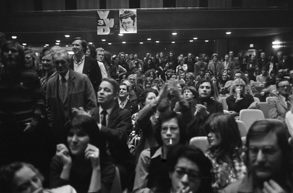 VVD-uitslagen in Krasnapolsky Amsterdam overzicht zaal, Bestanddeelnr 927-0899