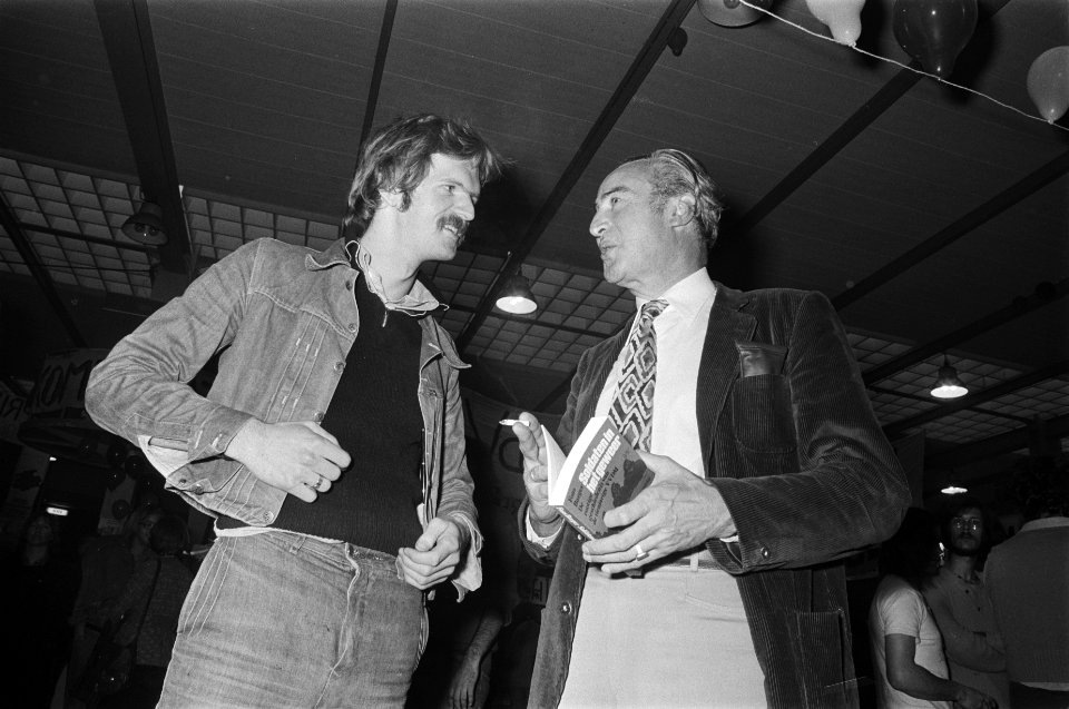 VVDM viert tien-jarig jubileum in Utrecht, Minister Vredeling krijgt boek van Fo, Bestanddeelnr 928-7759
