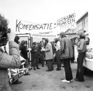 VVDM voert paasaktie bij kazernes, spandoeken voor poort, Bestanddeelnr 926-3654