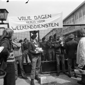 VVDM voert paasaktie bij kazernes, VVDM-er voor de poort t Harde, Bestanddeelnr 926-3648