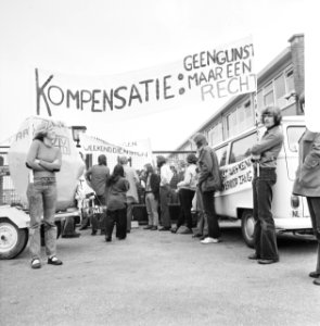 VVDM voert paasaktie bij kazernes, spandoeken voor poort, Bestanddeelnr 926-3655