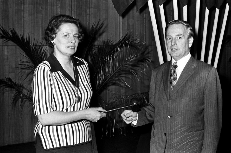 VVD-congres in Breda, VVD-voorzitter mevrouw Van Someren (l) en opvolger Kortha, Bestanddeelnr 927-8040