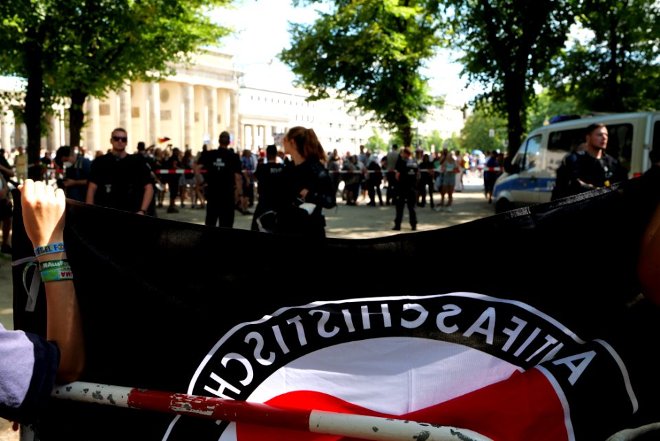 VVN-BdA protest at Sinti and Roma memorial 2020-08-01 21