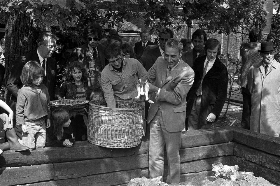 VVD-Tweede Kamerlid Wim Keja opent de tuin door het loslaten van een aantal kon…, Bestanddeelnr 925-6541