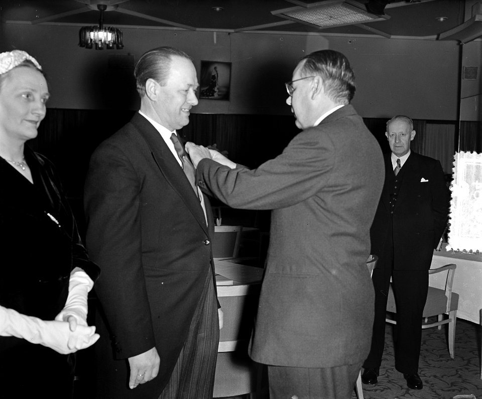 VVD Raadslid R. Th. V le Cavalier 40 jaar in dienst bi Gebr. Scheur NV, Bestanddeelnr 906-9484