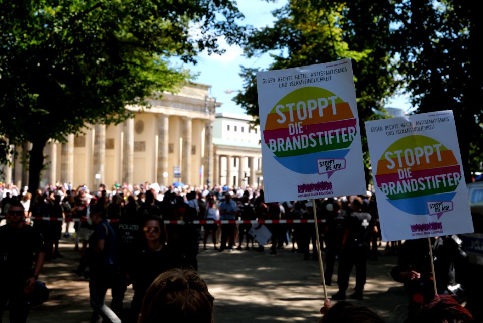 VVN-BdA protest at Sinti and Roma memorial 2020-08-01 20