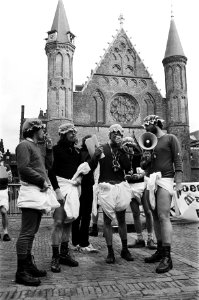 VVDM demonstranten met megafoon en spandoeken op het Binnenhof, Bestanddeelnr 930-5287