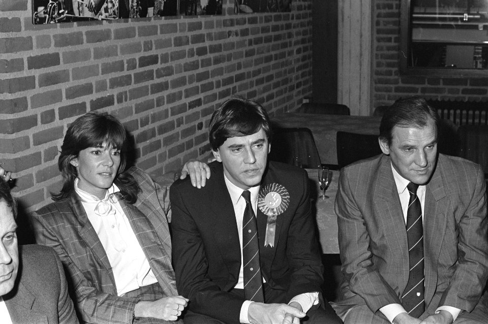 VVD leider Nijpels en zi jn vrouw kijken bedrukt naar de uitslagen (Amersfoort), Bestanddeelnr 933-6028
