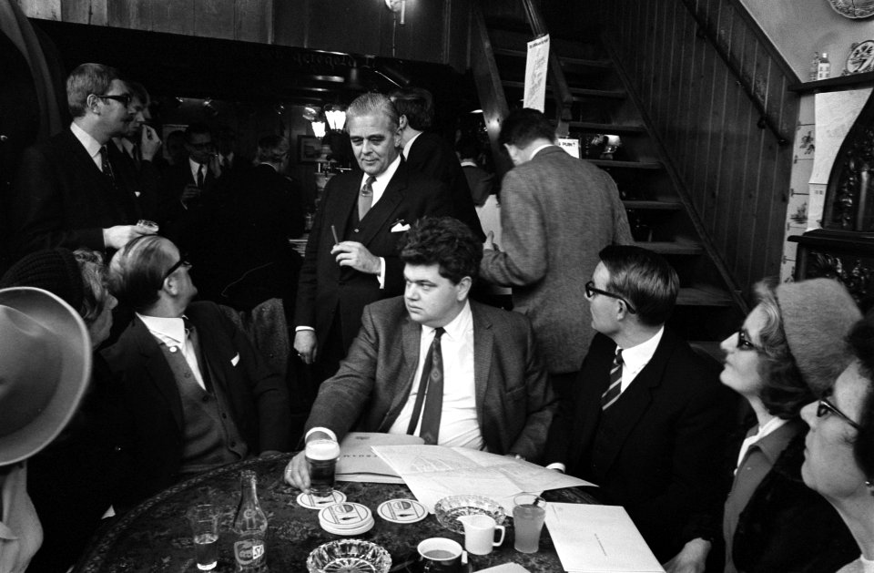 VVD-Kamerleden bezoeken de Jordaan, Amsterdam. Kamerleden in cafe, Vonhoff in he, Bestanddeelnr 923-3444