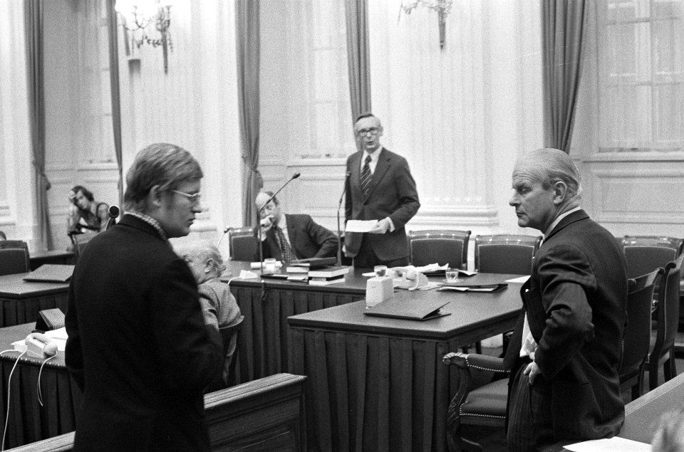 VVD kamerleden Wiegel (links) en De Koster (rechts) interpelleren Van der Stoel, Bestanddeelnr 926-8691