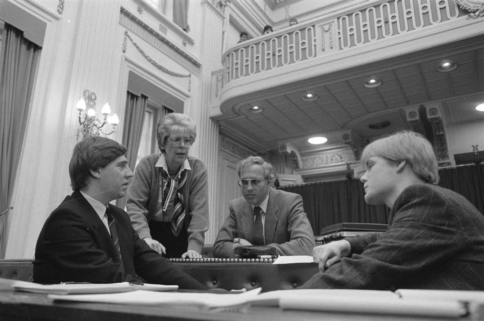 VVD fractieleider Nijpels (l.) in gesprek met Rempt, Nijhuis en Linschoten, Bestanddeelnr 933-6210