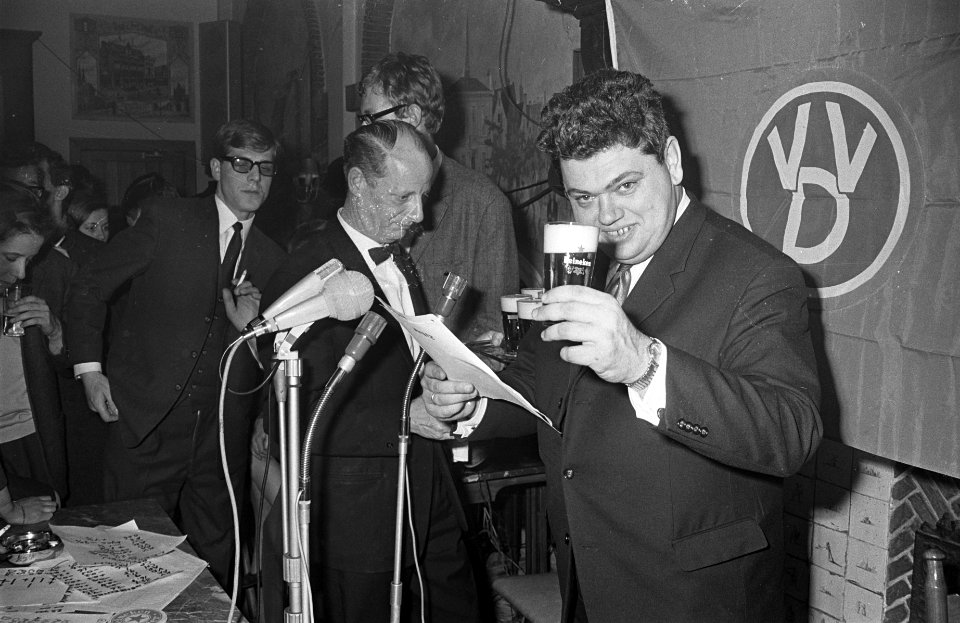 VVD in Poort van Cleve , Vonhoff met glas bier, Bestanddeelnr 920-0809