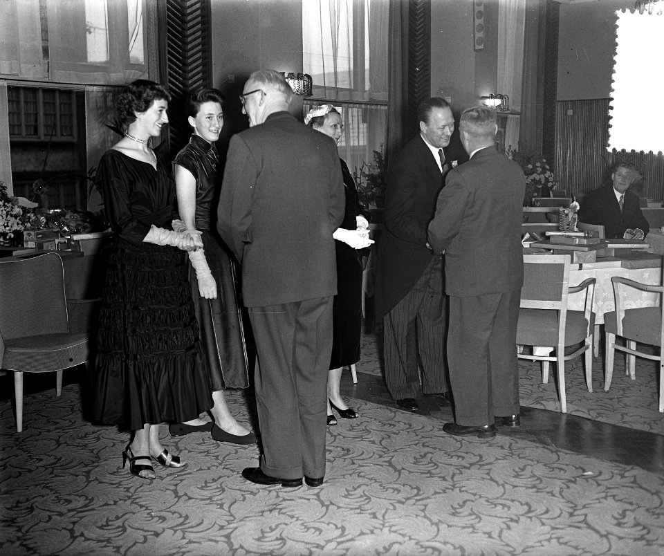VVD Raadslid R. Th. V le Cavalier 40 jaar in dienst bi Gebr. Scheur NV, Bestanddeelnr 906-9485