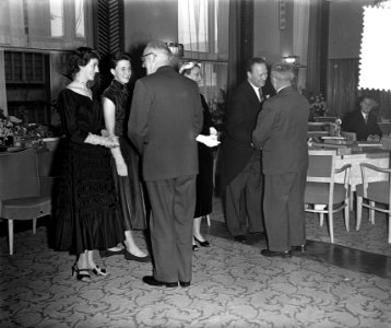 VVD Raadslid R. Th. V le Cavalier 40 jaar in dienst bi Gebr. Scheur NV, Bestanddeelnr 906-9485