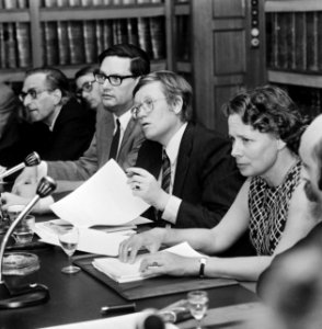 VVD presenteert alternatieve begroting in Nieuwspoort, Wiegel (midden) leest beg, Bestanddeelnr 926-7191