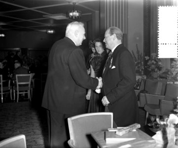 VVD Raadslid R. Th. V le Cavalier 40 jaar in dienst bi Gebr. Scheur NV, Bestanddeelnr 906-9486
