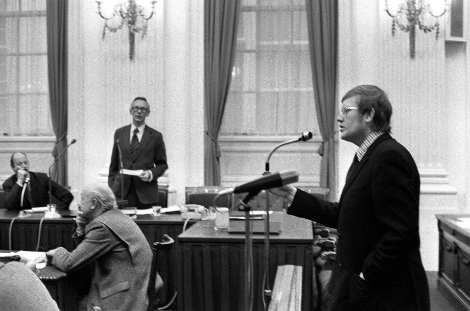 VVD kamerlid Wiegel (rechts) interpelleert Van der Stoel, Bestanddeelnr 926-8693
