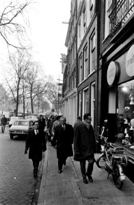 VVD-Kamerleden bezoeken de Jordaan, Amsterdam. Kamerleden wandelen, mr. Geertsem, Bestanddeelnr 923-3440