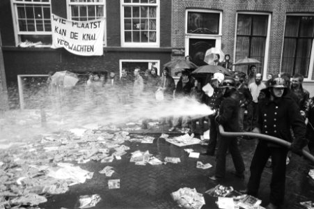 VVD-kantoor in Amsterdam bezet uit protest tegen VVD-houd in rakettenkwestie , Bestanddeelnr 932-9901