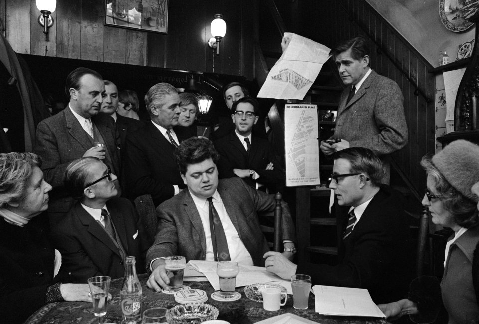 VVD-Kamerleden bezoeken de Jordaan, Amsterdam. Kamerleden in cafe, Vonhoff in he, Bestanddeelnr 923-3446