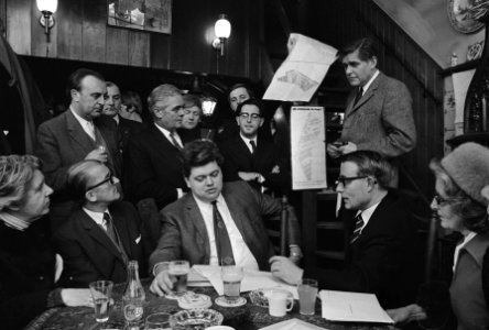 VVD-Kamerleden bezoeken de Jordaan, Amsterdam. Kamerleden in cafe, Vonhoff in he, Bestanddeelnr 923-3446