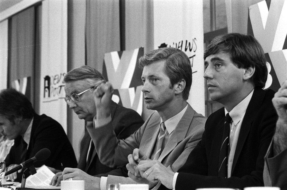 VVD presenteert ontwerp-verkiezingsprogramma v.l.n.r. dr. L. Ginjaar , J. Kammi, Bestanddeelnr 933-4048