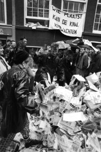 VVD-kantoor in Amsterdam bezet uit protest tegen VVD-houding in rakettenkwestie, Bestanddeelnr 932-9899