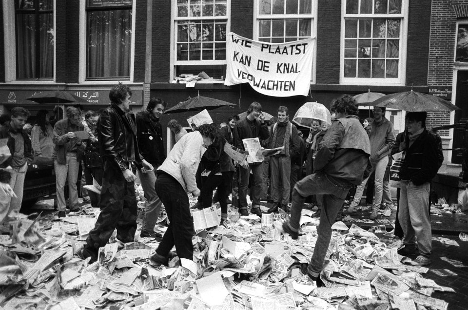 VVD-kantoor in Amsterdam bezet uit protest tegen VVD-houding in rakettenkwestie, Bestanddeelnr 932-9898