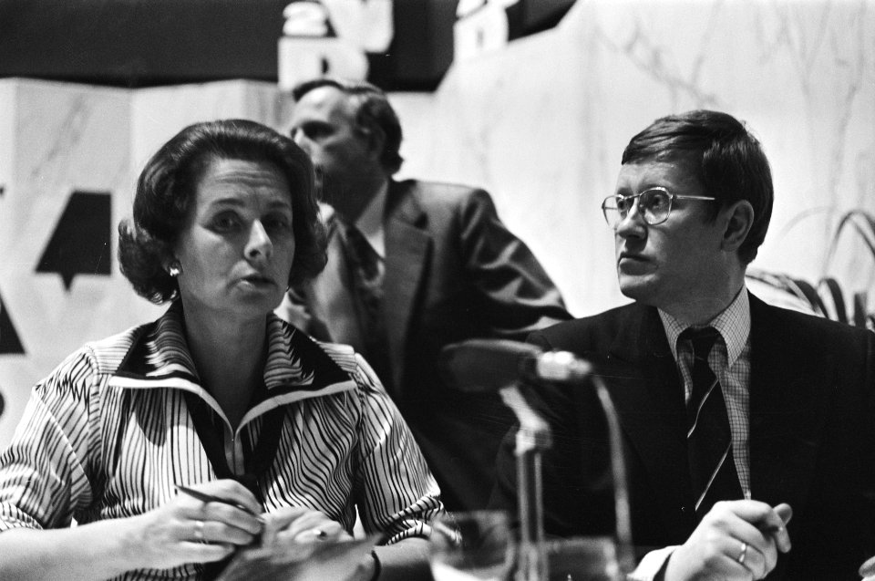 VVD-congres in Doelen, Rotterdam v.l.n.r. mevrouw Van Someren , Wiegel en Van R, Bestanddeelnr 928-4641