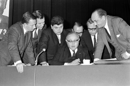 VVD-congres in Rotterdam, v.l.n.r. de heren Vonhof, mr. Van Riel en de heer Toxo, Bestanddeelnr 919-9496