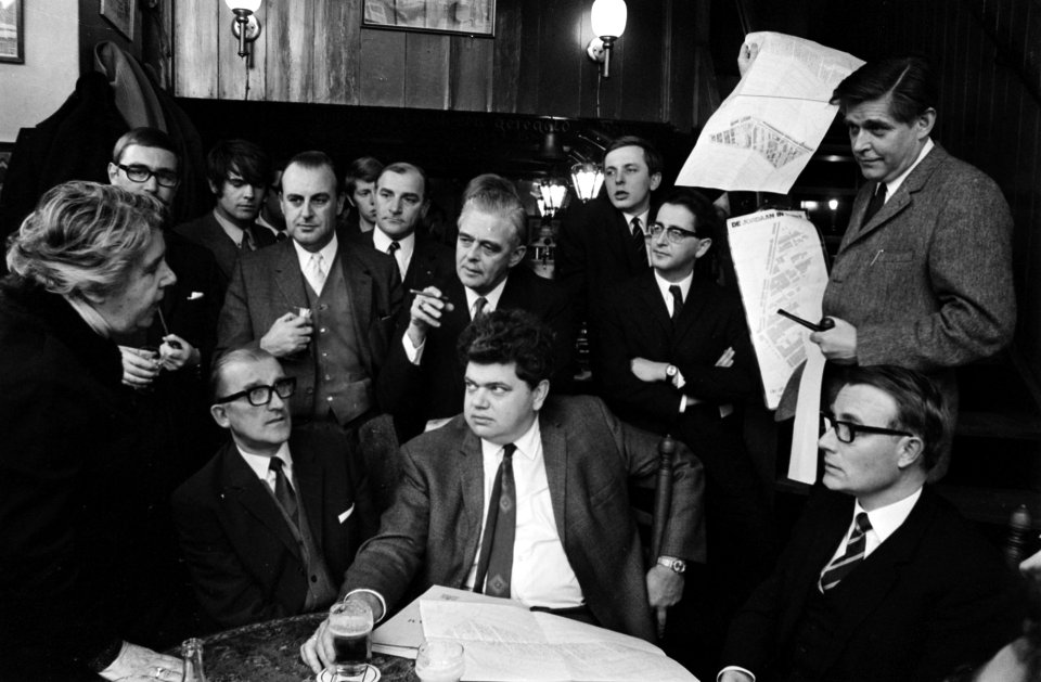 VVD-Kamerleden bezoeken de Jordaan, Amsterdam. Kamerleden in café, midden Vonhof, Bestanddeelnr 923-3441