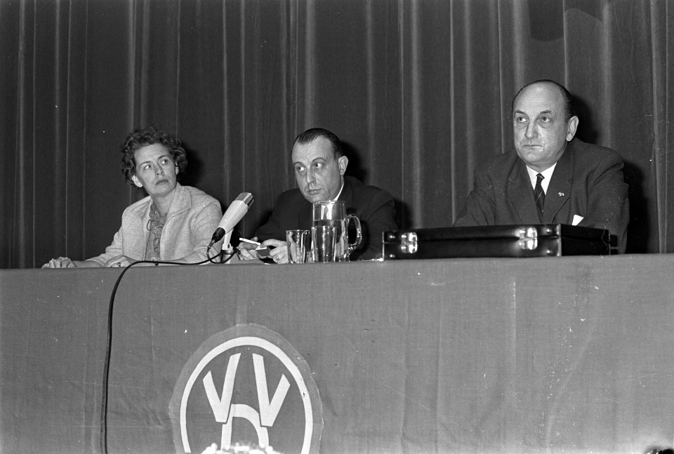 VVD-avond in de RAI, v.l.n.r. Haya van Someren , B. Neuberg en Toxopeus, Bestanddeelnr 920-0700
