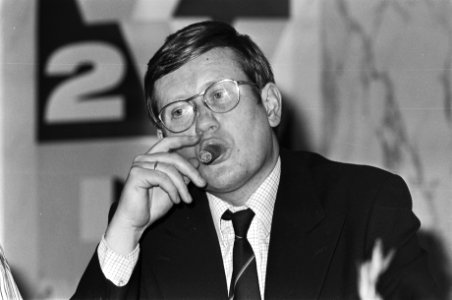 VVD-congres in Doelen, Rotterdam Hans Wiegel (met sigaar tijdens congres, Bestanddeelnr 928-4638