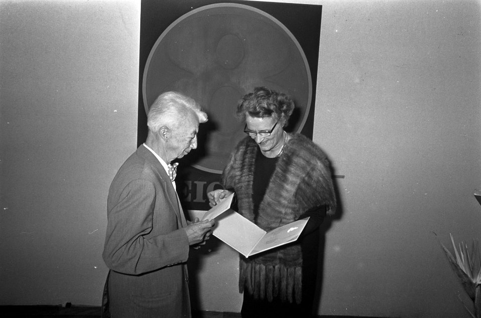 W. Sandberg (oud directeur Stedelijk Museum), ontvangt de Staatsprijs Beeldende , Bestanddeelnr 921-9283
