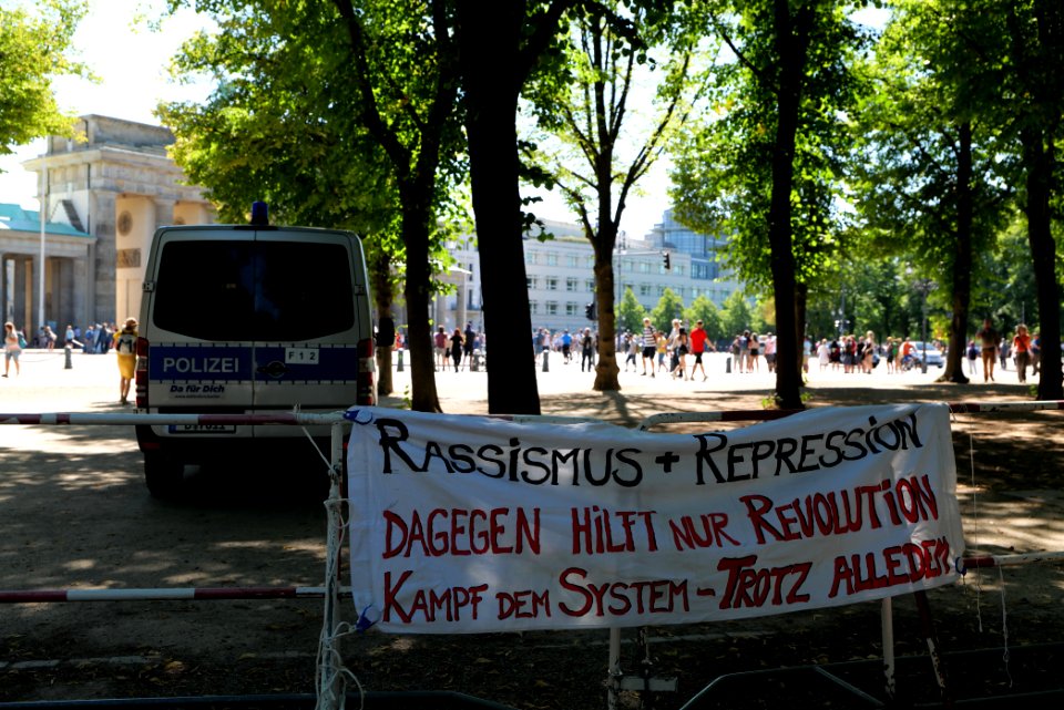 VVN-BdA protest at Sinti and Roma memorial 2020-08-01 14