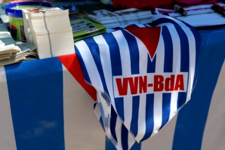 VVN-BdA protest at Sinti and Roma memorial 2020-08-01 04