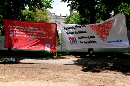 VVN-BdA protest at Sinti and Roma memorial 2020-06-06 02